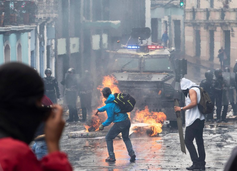 Durante todo el día de hoy se han presentado enfrentamientos entre los manifestantes y las fuerzas del orden en Quito, Ecuador. FOTOS: Reuters, EFE y AFP