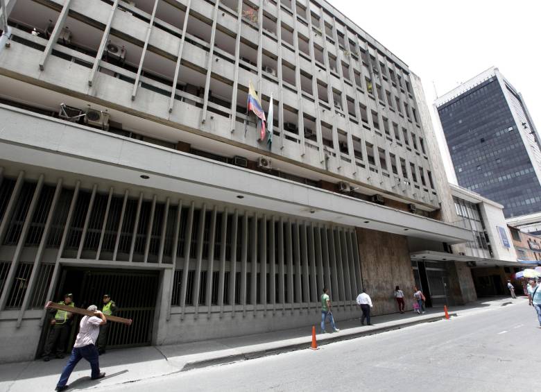 Además de las grietas, el edificio Rodrigo Lara Bonilla tiene en algunas partes capas de techo desprendidas y goteras. Ocupantes señalan que el agua no es potable. FOTO Manuel Saldarriaga