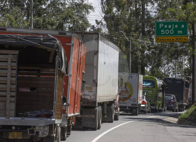 El de los camioneros ha sido uno de los gremios más afectados por el cierre de la autopista, que es considerada el principal eje vial del país para el transporte de carga. FOTO edwin bustamante