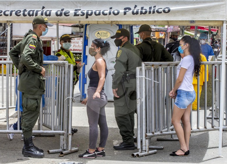 El aislamiento del sector es supervisado por la Fuerza Pública. FOTO: JUAN ANTONIO SÁNCHEZ