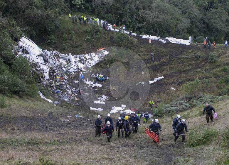 En la montaña donde ocurrió el accidente permanecen los restos del avión. Al sitio suelen llegar curiosos. FOTO JUAN ANTONIO SÁNCHEZ