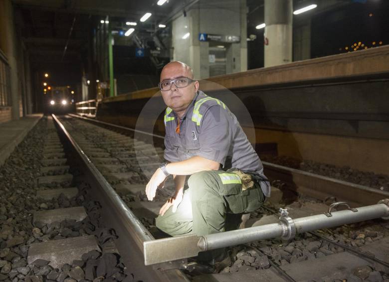 Edwin Marín en labores de mantenimiento del metro. FOTOS EDWIN BUSTAMANTE