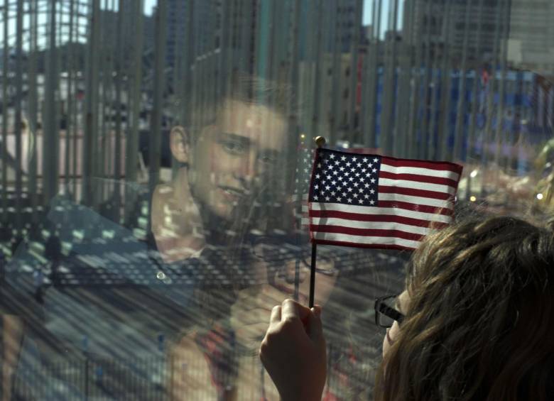 Estados Unidos izó este viernes su bandera de rayas y estrellas durante la reapertura de su embajada en La Habana, en un nuevo paso de reconciliación. FOTO AP