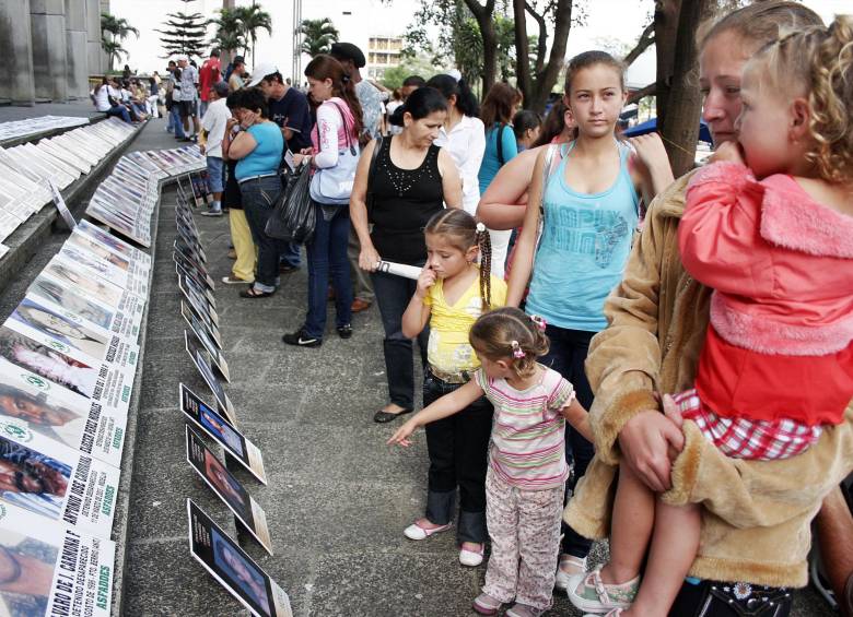 Manifestación de víctimas de falsos positivos en Medellín (2009). Para la ONG Human Rights Watch, ese fenómeno se pudo mitigar si E.U. hubiera vigilado mejor el componente de DD.HH. del PC. 