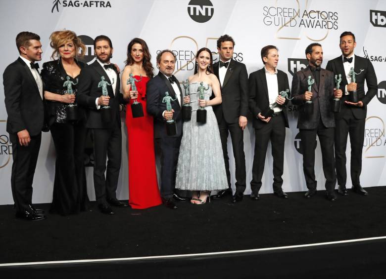 Actores de The Marvelous Mrs. Maisel, elenco ganador de los SAG Awards 2019 en categoría de serie de comedia. FOTO EFE