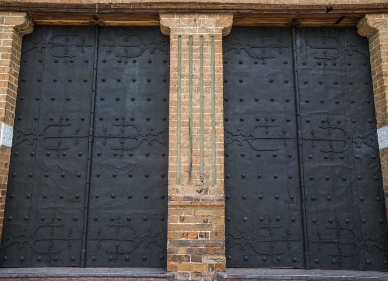 Las puertas de la catedral ameritan que nunca estuvieran cerradas porque cada pieza, cada pared, cada rincón, cada cuadro contribuyen con el patrimonio de Medellín. FOTO JULIO CÉSAR HERRERA 