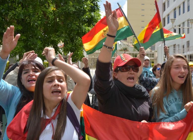 Luego del anuncio de la renuncia de Evo, las calles de La Paz se convirtieron en un carnaval con el estallido de petardos y miles de manifestantes ondeando banderas tricolores bolivianas (rojo, amarillo y verde). FOTO AFP