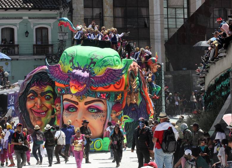 “Desfile Magno”, la máxima celebración en el Carnaval de Blancos y Negros