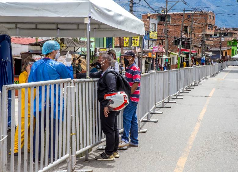 Con esas barandas de seguridad se bloqueó el acceso al sector Sinaí, desde el barrio Santa Cruz, en el nororiente de Medellín. FOTO: JUAN ANTONIO SÀNCHEZ