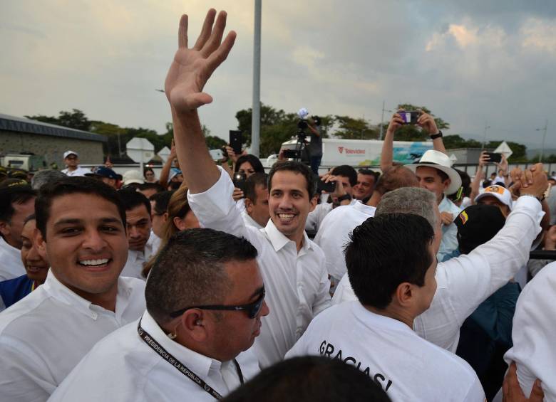 Juan Guaidó, presidente interino de Venezuela, se reunió con Iván Duque a su llegada al concierto. FOTO: AFP