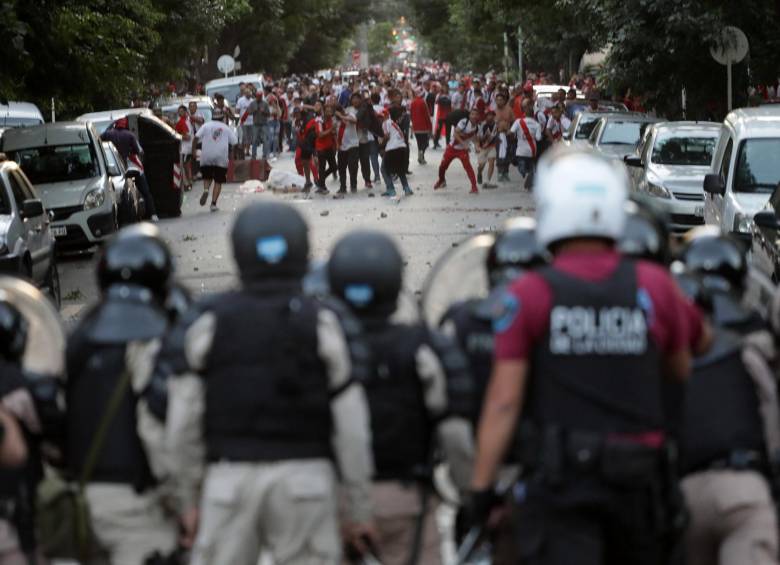 Hinchas de River Plata se enfrentaron con la Policía. FOTO REUTERS