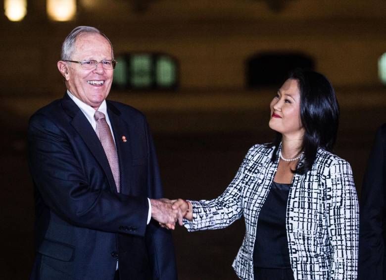 Keiko Fujimori, hija del expresidente Alberto Fujimori y quien estrecha la mano en la foto con el presidente de Perú Pedro Pablo Kuczynski, afirmó que se hizo justicia con la decisión del indulto. FOTO AFP