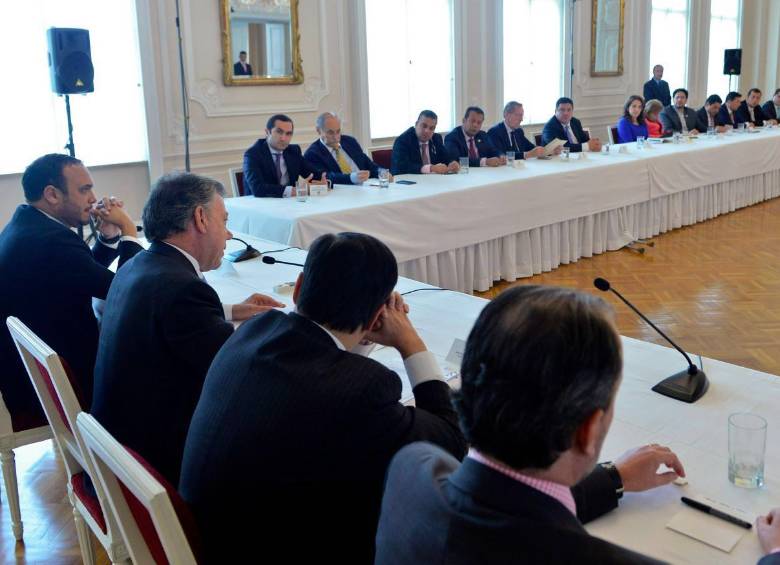 A la reunión asistieron el codirector del Partido de La U, Roy Barreras; el codirector del Partido Liberal, Horacio Serpa; el director de Cambio Radical, Rodrigo Lara; y el director del Partido Conservador, David Barguil. CORTESÍA PRESIDENCIA