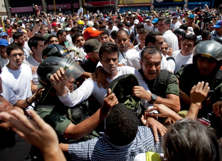 El líder opositor Leopoldo López permanece en uan cárcel acusado de promover acciones violentas durante las protestas del año anterior contra Nicolás Maduro. FOTO AP