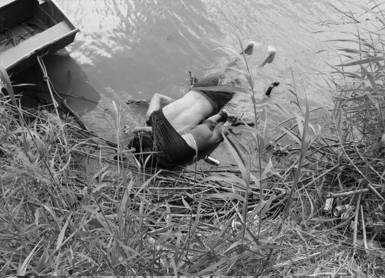 Un padre y su hija de menos de dos años perdieron la vida al intentar cruzar el río Bravo. FOTO EFE