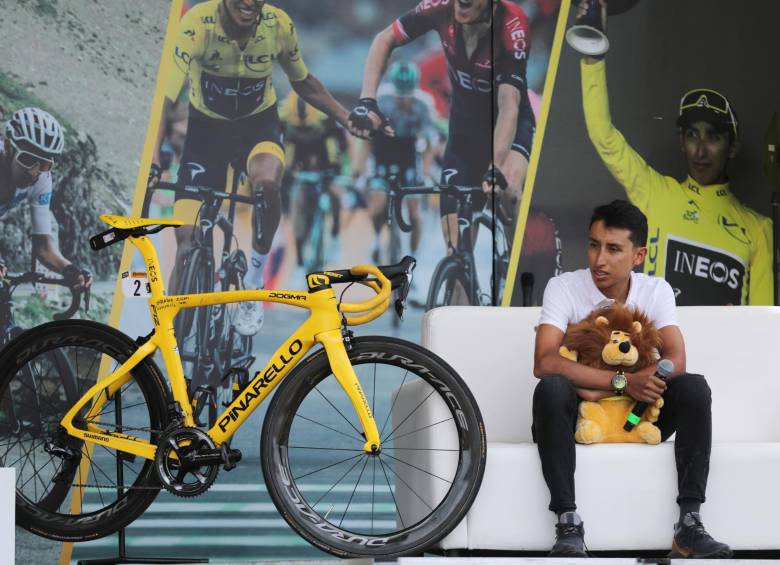 El leoncito que tanta emoción le sacó el día que se lo dieron por primera vez al convertirse en líder del Tour, fue su acompañante ayer en el festejo del título ante su gente en Zipaquirá. FOTO rEUTERS 