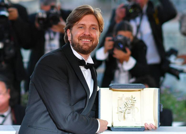 El sueco Ruben Östlund posó con su Palma de Oro después de la ceremonia en Cannes. FOTO AFP.