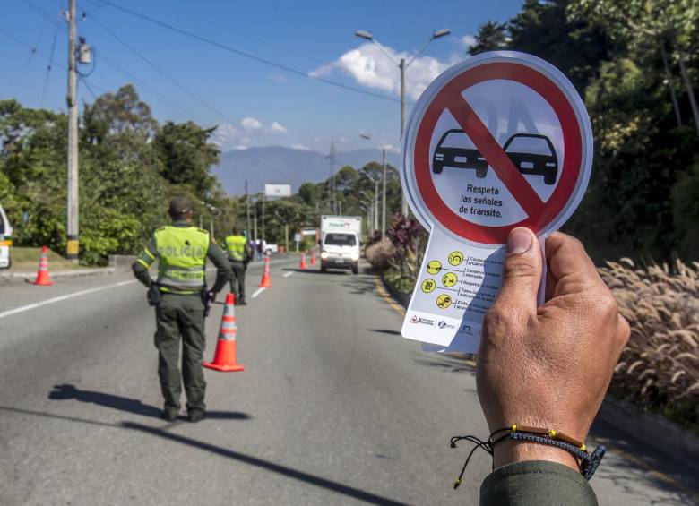 Con volantes y campañas, las autoridades invitan a los conductores a reducir la velocidad en la vía. FOTO Juan Antonio Sánchez