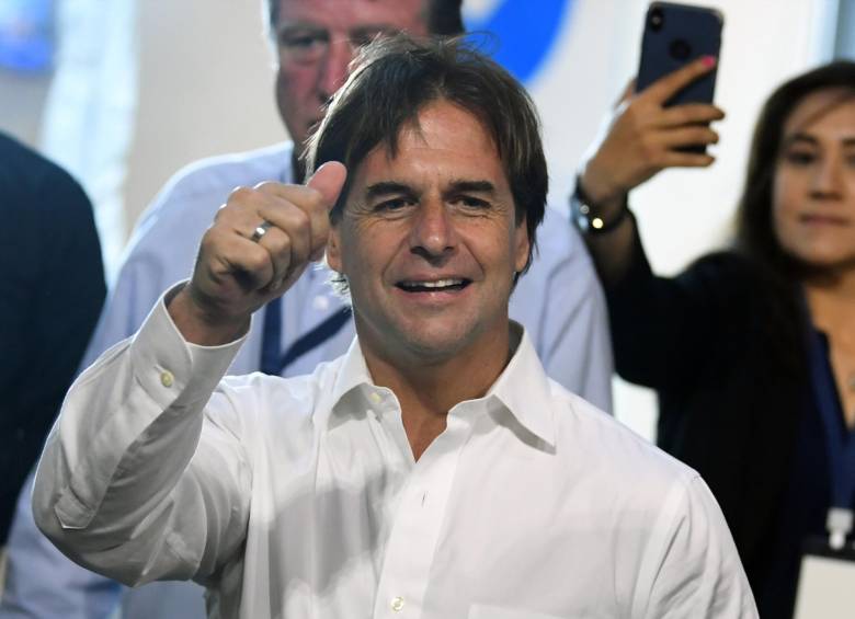 El candidato del Partido Nacional, Luis Lacalle Pou, aventajaba anoche al del Frente Amplio, Daniel Martínez, en las elecciones presidenciales en Uruguay. Foto AFP
