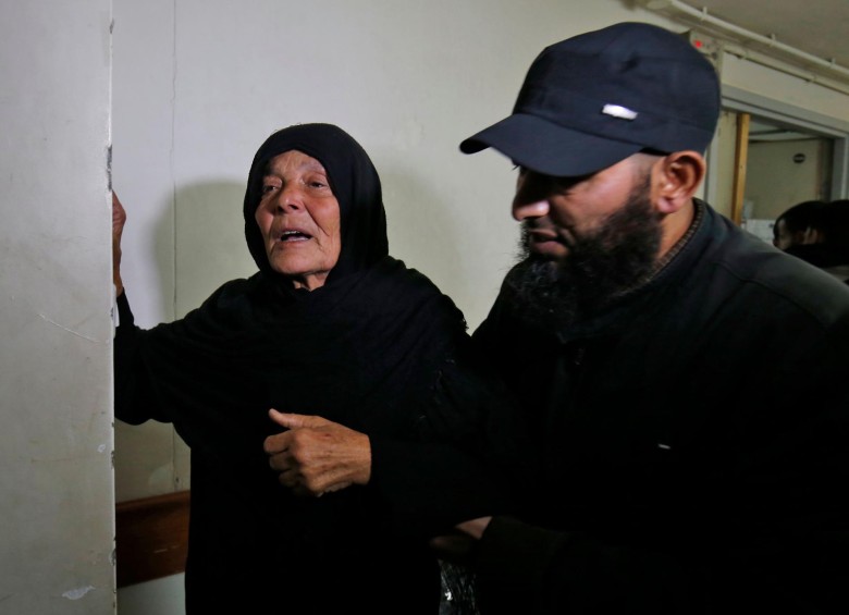 La madre de Nur Baraka, líder de Hamas muerto durante los enfrentamientos con israelíes, llega al hospital donde está el cuerpo de su hijo. Foto AFP