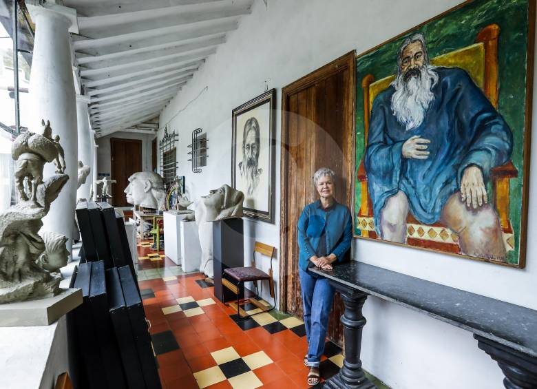 Algunas de las obras más representativas del maestro están en el centro de la ciudad. María Elena Quintero de Arenas y sus cinco hijos son quienes están cuidando parte de la obra del artista en una casa en Caldas. FOTOS Jaime Pérez, juan antonio sánchez, edwin bustamante. 