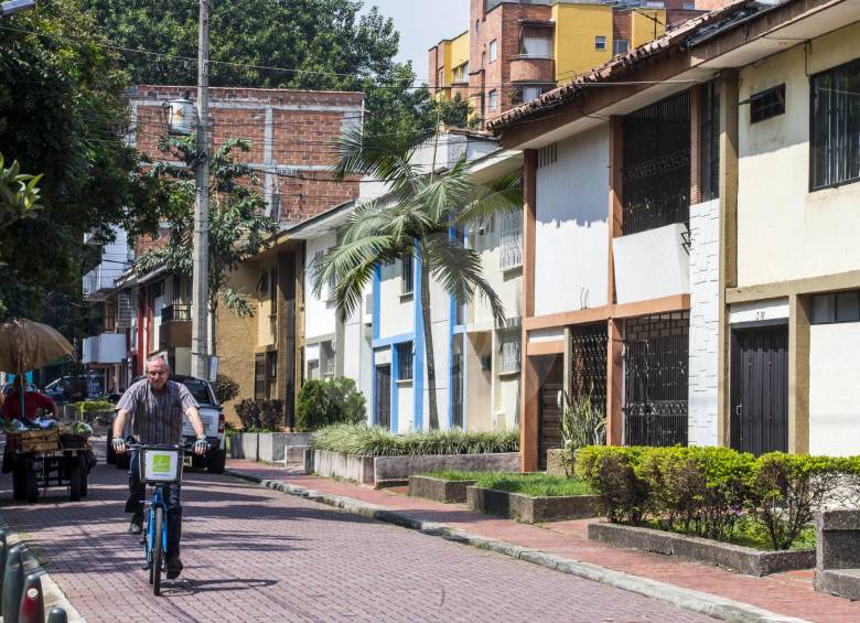 Las casas tradicionales compiten contra los nuevos edificios que poco a poco ocupan el barrio, mientras la parroquia San Joaquín sigue siendo un referente de la zona. FOTOS juan antonio sánchez