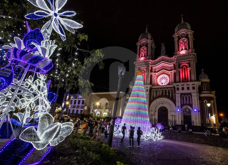 Las principales figuras de luz están ubicadas en el parque principal (Santander), donde hay hadas, flores, calabazas y un túnel de luz que enmarca el ingreso al lugar. En la Choza de Marco Fidel Suárez, su monumento insignia, se montan cada día espectáculos artísticos. FOTO jaime pérez