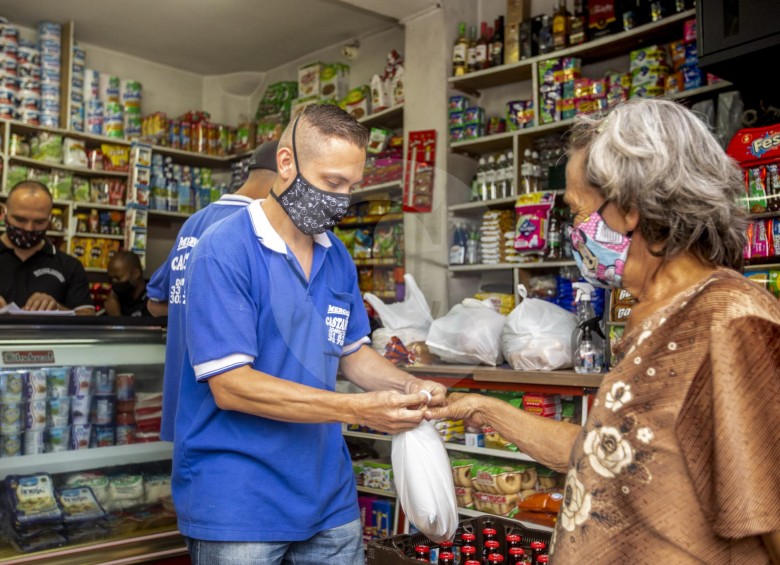 Las tiendas de barrio significan el 52 % del consumo masivo en Colombia, de acuerdo con Tienda Registrada. Por ahora, este sector busca retomar labores y volver a impulsar el gasto de los hogares que el año pasado sumó $727 billones FOTO camilo suárez