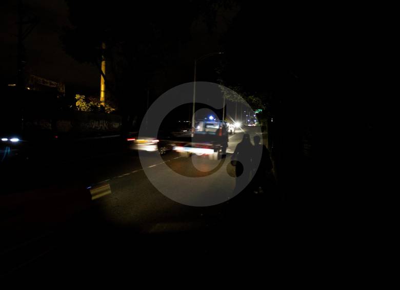 Así se veía la noche del martes el acceso norte a la estación Envigado. Solo resaltaban las luces de los carros. FOTO Jaime Pérez.