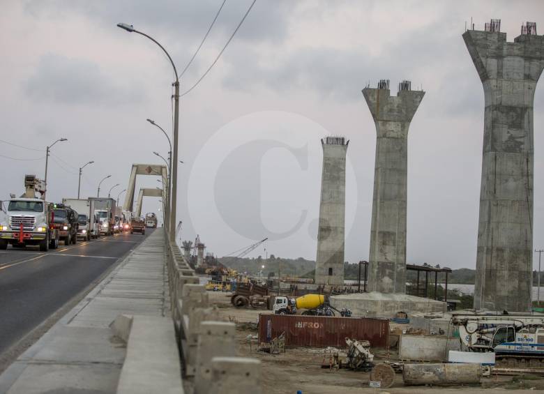 El puente Pumarejo, sobre el Río Magdalena, en la vía Barranquilla-Santa Marta, se entregará a mediados de 2019. La inversión inicia fue cercana los $600.000 millones. FOTO juan antonio sánchez