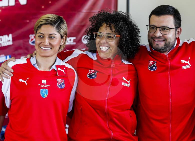 Sandra Sepúlveda (arquera) y los dirigentes Liliana Zapata y Felipe Trujillo (gerente deportivo del DIM). FOTO Jaime Pérez