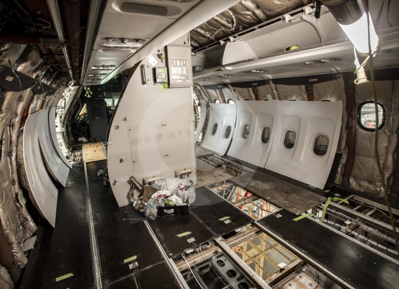 Avianca aprovecha la cuarentena para mejorar los detalles y corregir defectos en el interior de las aeronaves. FOTO CAMILO SUÁREZ
