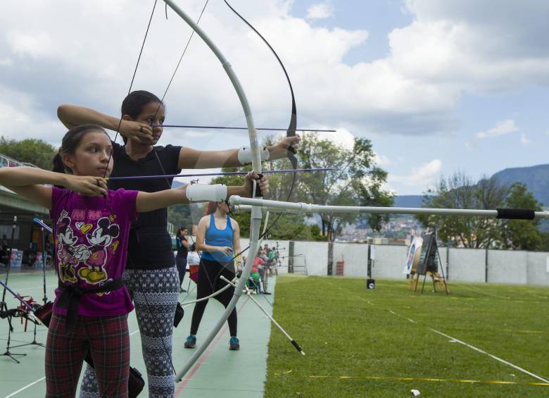 Con arcos diseñados con tubos de PVC, los paisas inician su formación en arco. FOTO JAIME PÉREZ
