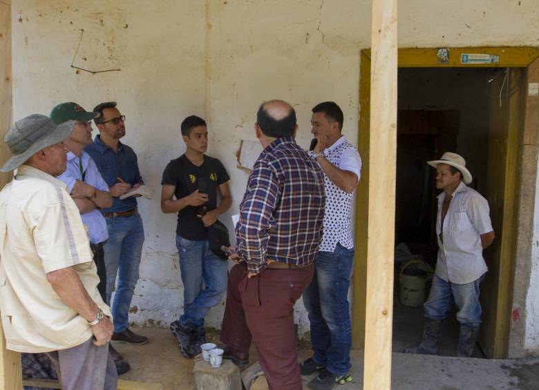 El periódico El Colombiano, acompañado del supervisor del contrato por Guarne, el residente de obra de Masora, un concejal de la localidad, ingenieros y conocedores de los precios y calidades de los materiales, visitó de nuevo la casa de Jesús y María el 29 de septiembre de 2015. FOTO DONALDO ZULUAGA.