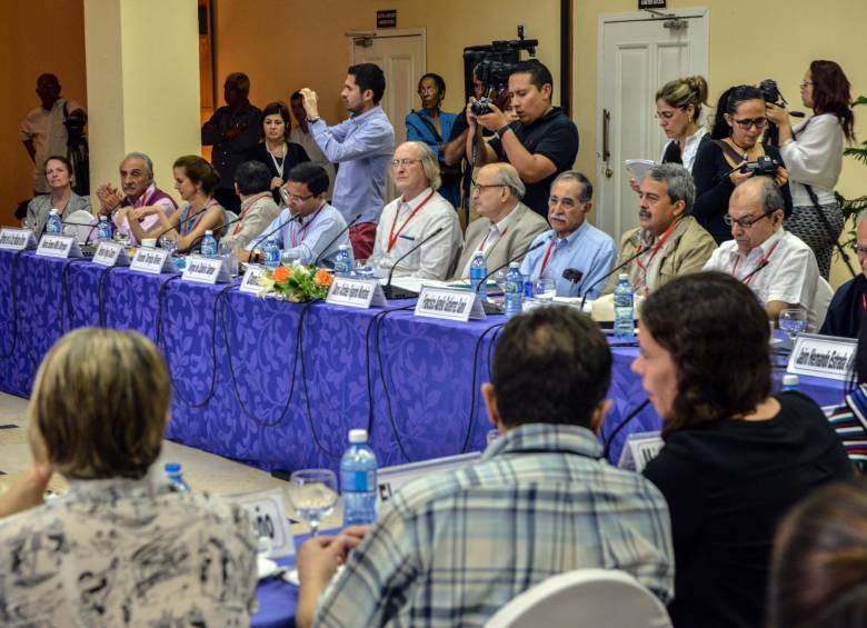 Las delegaciones del Gobierno y las Farc recibieron el informe completo entregado por la Comsión Histórica escogida por la mesa de negociación. FOTO afp