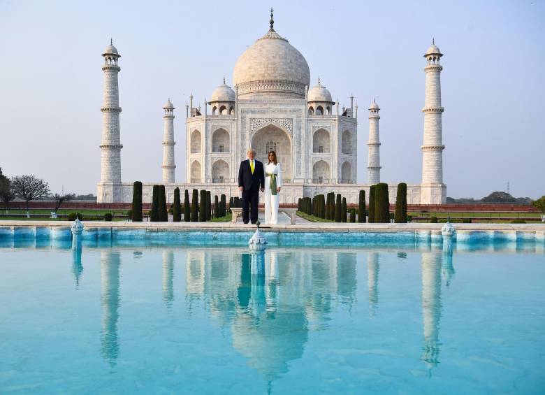 Donald Trump posa junto a Melania Trump en el Taj Mahal en India. FOTO: AFP