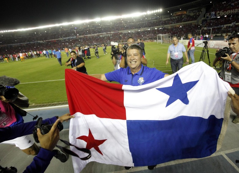 A sus 61 años de edad, Hernán Darío Gómez demuestra que aún está vigente en el fútbol, al llevar a otra selección a un Mundial de fútbol. Panamá está de fiesta gracias al antioqueño. FOTO EFE 