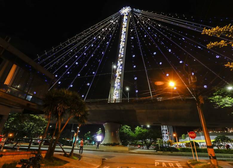 El Puente Fundadores, en Envigado, ya viste los alumbrados 2018. Foto: Robinson Sáenz Vargas