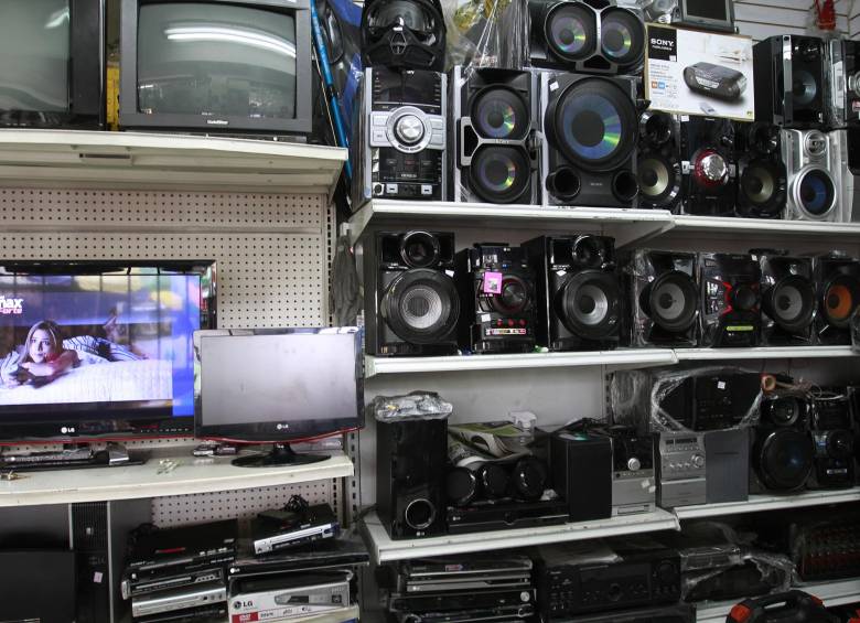 Joyas, equipos electrónicos y hasta celulares son generalmente recibidos sin exigir factura de compra a quien lleva a empeñarlos. FOTO ARCHIVO-RÓBINSON SÁENZ. 
