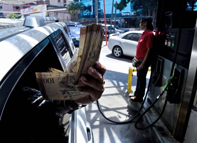En las gasolineras del país se empezará a cobrar el combustible a “precios internacionales”, por lo que hay largas filas. FOTO afp