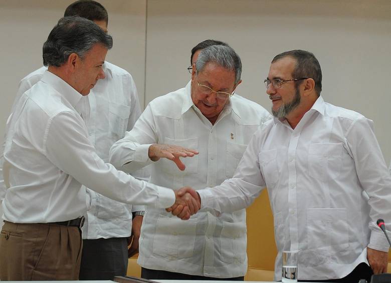 Juan Manuel Santos y alias “Timochenko” se dieron un histórico apretón de manos el pasado 23 de septiembre en Cuba. FOTO ARCHIVO