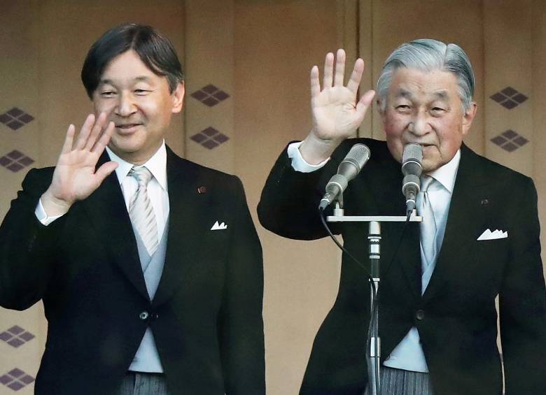 Imagen del 2 de enero de 2019. A la izquierda, el emperador, Naruhito. A su lado, su padre, Akihito, quien en 2016 anunció la primera renuncia de un emperador en 200 años. FOTO AP