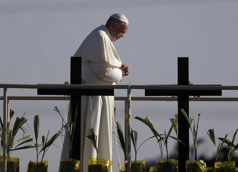 El Papá tuvo unos minutos para orar por quienes han muerto intentando pasar la frontera. FOTO AP
