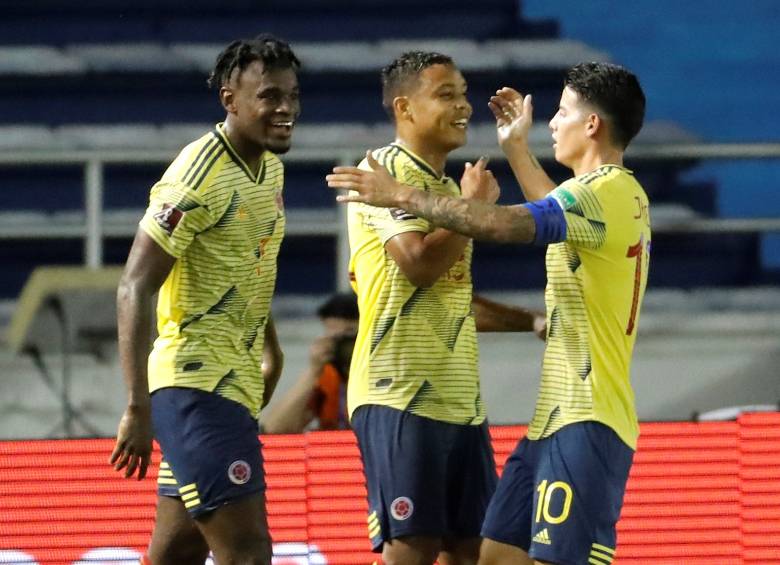 En la imagen Duvan Zapata, Luis Muriel y James Rodríguez, los tres destacados en el triunfo de Colombia. FOTO EFE