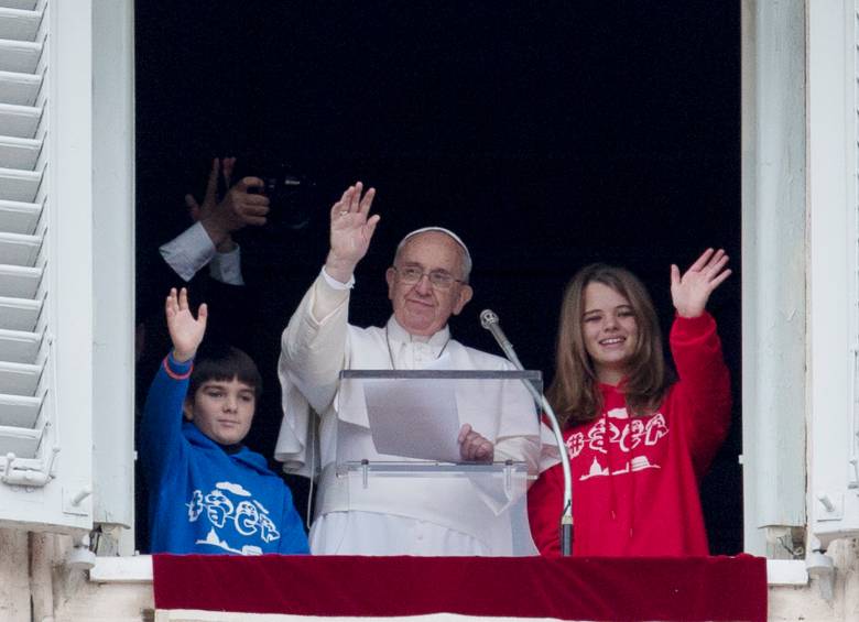 Niños lanzaron decenas de globos desde la Plaza de San Pedro en compañía del Papa Francisco, para pedir la paz. FOTO ap
