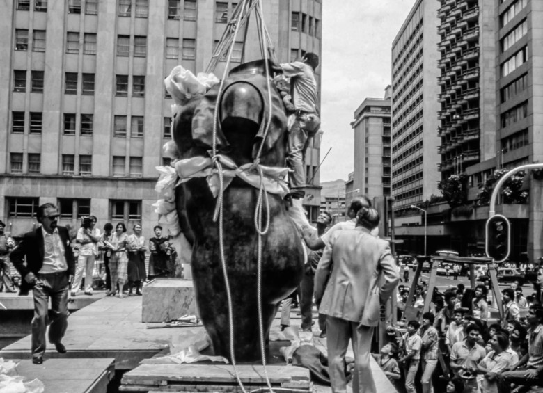 Así se registró la llegada de la escultura Torso de Mujer, del maestro Fernando Botero al centro de Medellín, en 1986, todo un acontecimiento para la ciudad. El sitio se convirtió en referente de encuentro: nos vemos en “La Gorda”. FOTO hervásquez.