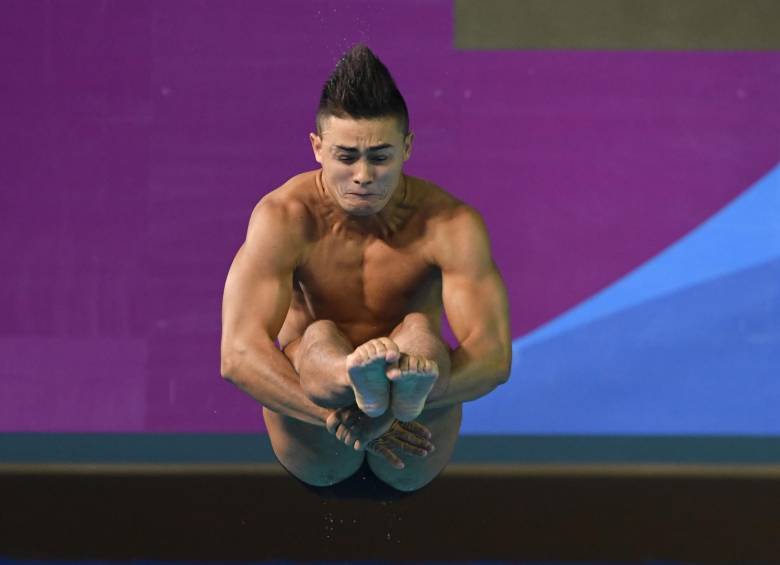 Daniel Restrepo durante su salto dorado en los Panamericanos. FOTO AFP