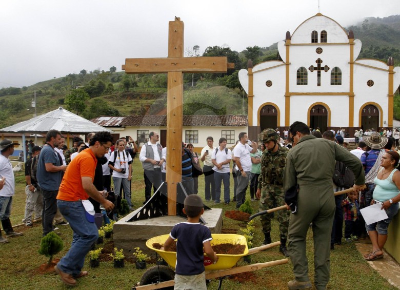 En El Aro (foto) se erigió una cruz en honor a las 17 víctimas de los paramilitares el 9 de abril de 2015. A este corregimiento de Ituango han retornado pocos campesinos FOTO donaldo zuluaga