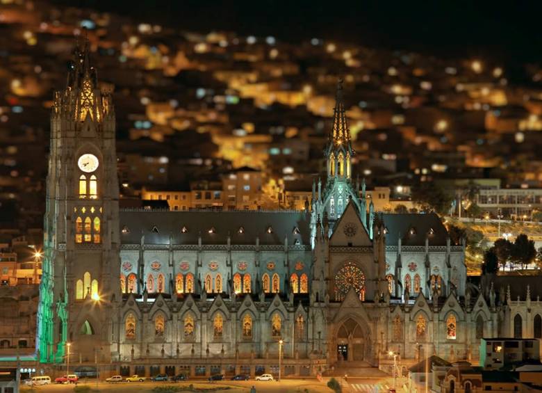 BASÍLICA DEL VOTO NACIONALEl estilo neogótico descresta con gárgolas en forma de tortugas galápagos, aves y monos. 