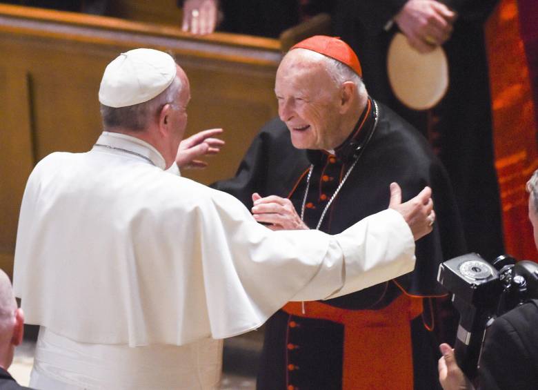 El Papa Francisco se acerca para abrazar al entonces cardenal Theodore McCarrick en la Catedral de San Mateo Apóstol de Washington, en septiembre de 2015. Foto: AFP
